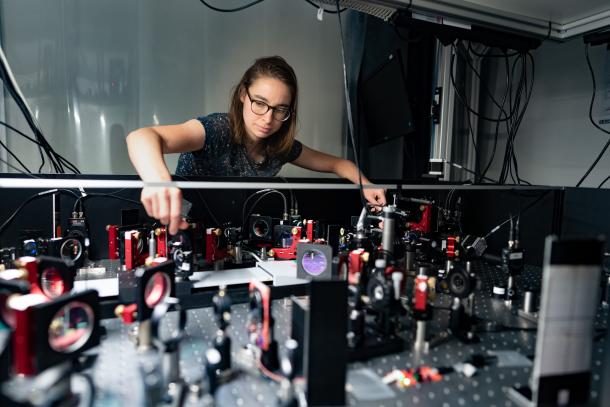 Onderzoeker Ester Abraham bij een laseropstelling op ARCNL